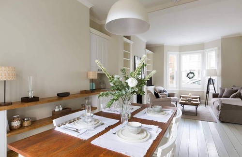Fulham Apartment | Bright 1BR Modern Home & Terrace in West London
