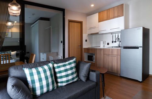 Ban Saiyuan Apartment | Bright 1BR X413 Desk & Pool View