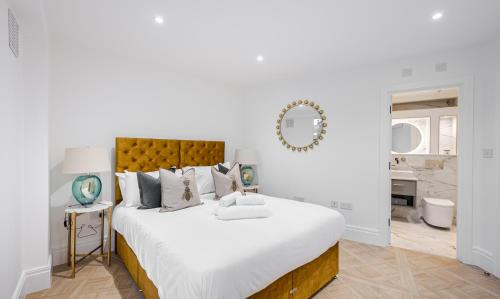 Turnham Green Apartment | Bright 2Bd 2Bth Apartment with Private Balcony and AC