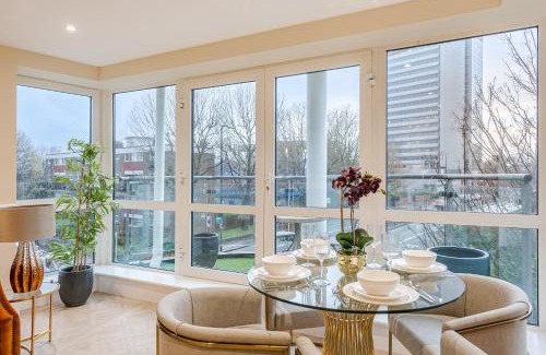 Turnham Green Apartment | Bright 2Bd 2Bth Apartment with Private Balcony and AC