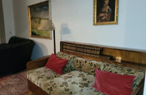 Andel Apartment | Bright 2BDR sleeps 8 near center M1