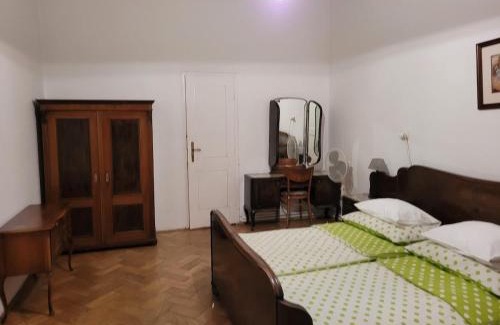 Andel Apartment | Bright 2BDR sleeps 8 near center M1