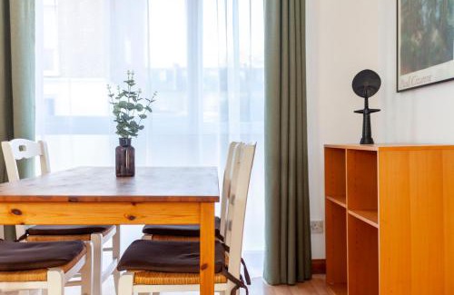 Chiswick Apartment | Bright 2BR flat off trendy Chiswick High Road