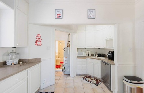 Southeastern Sacramento House | Bright 2BR in Curtis Park by Med Center - Laundry!