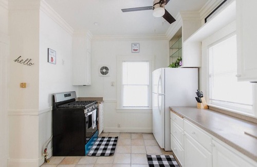 Southeastern Sacramento House | Bright 2BR in Curtis Park by Med Center - Laundry!