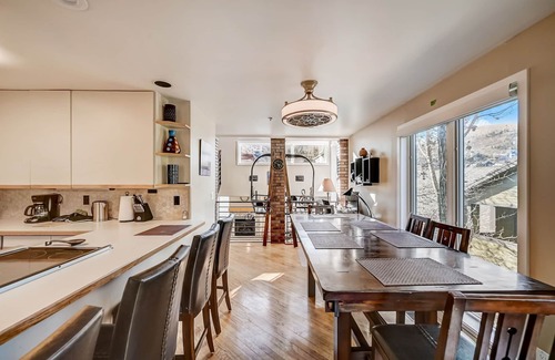 Deer Valley House | Bright 3 BR 3.5 Bath Townhouse Condo, Private Jacuzzi, Central AC