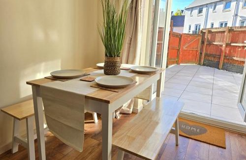 Bon-y-maen House | Bright 4-Bed Swansea Getaway with Parking