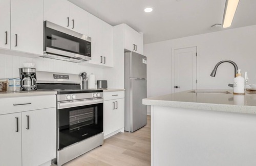 University Circle Apartment | Bright & Airy 2BR | Cleveland Clinic