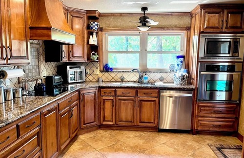 Kingston House | Bright & Airy 3 BR with AC, Game Rm, Near Casinos, Lake Texoma Marinas & Trails