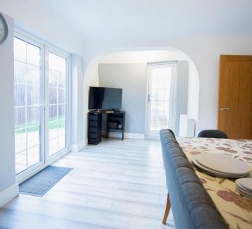 Ely House | Bright & Airy 4x Bed House with Parking