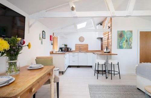 Stanton Saint John House | Bright & Airy Countryside Cabin Near Oxford, Perfect Getaway with Scenic Views