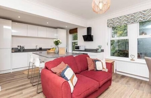 Leeds City Center Apartment | Bright & Airy Flat in Oakwood
