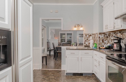 Oshkosh House | Bright and Airy Bungalow - 4 Bed 1 Bath