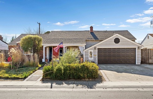 Arden-Arcade Cottage | Bright and Airy, Garden Retreat near Cottage Park. Pet Friendly.