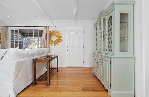 Arden-Arcade Cottage | Bright and Airy, Garden Retreat near Cottage Park. Pet Friendly.