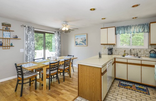 Bonnet Shores House | Bright and Airy Home in Bonnet Shores with Central Air and Includes 4 Narragansett Beach Passes!