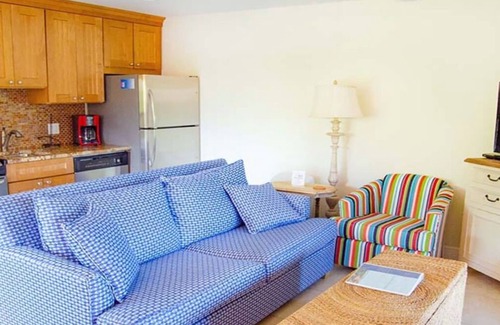 Sanibel Condo | Bright and breezy poolside escape on Sanibel Island - Pet friendly - Signal Inn 02