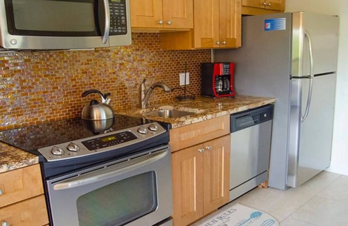 Sanibel Condo | Bright and breezy poolside escape on Sanibel Island - Pet friendly - Signal Inn 02