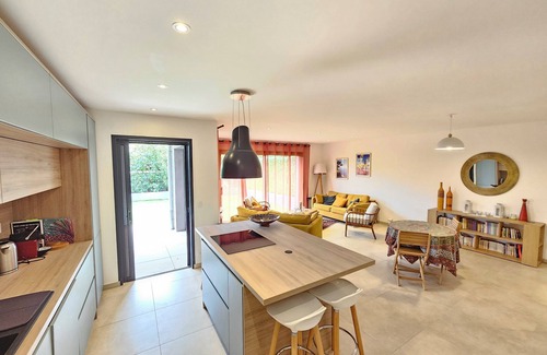 Carqueiranne Apartment | Bright and comfortable apartment with private garden 50 m from the sea