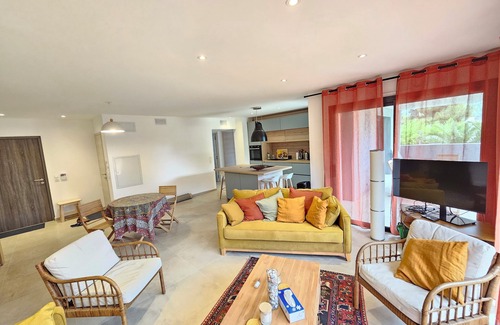 Carqueiranne Apartment | Bright and comfortable apartment with private garden 50 m from the sea