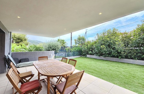 Carqueiranne Apartment | Bright and comfortable apartment with private garden 50 m from the sea