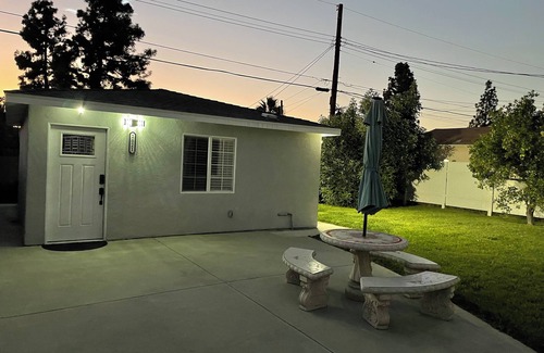 Burbank Apartment | Bright and Cozy Guest House