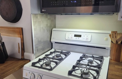 Bay View Apartment | Bright and spacious 2-bedroom apartment with AC, laundry in Milwaukee's Bay View