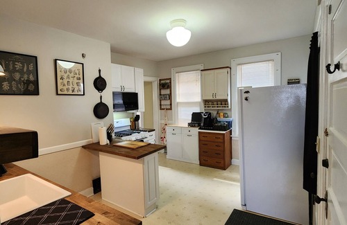 Bay View Apartment | Bright and spacious 2-bedroom apartment with AC, laundry in Milwaukee's Bay View