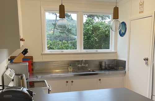 Mahia House | Bright and Sunny Mahia Beach Bach