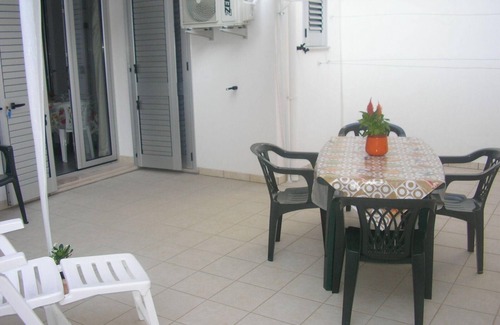 Lido Conchiglie Apartment | Bright basement flat