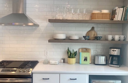 Newport East House | Bright Beach Cottage, renovated 3 bedroom, large private sunny deck!