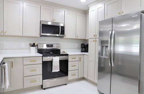 Drayton House | Bright & Cheerful Modern Home located 1.5 miles from Downtown Spartanburg