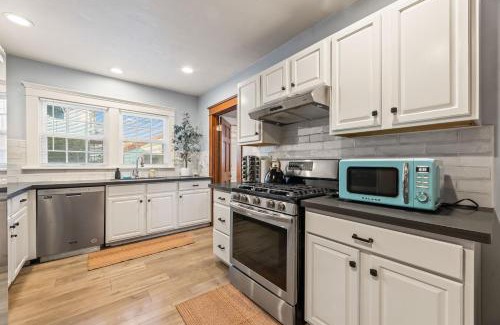 Eastside House | Bright Coastal Escape 4 Bedroom 2 Bath Near CSULB Long Beach Airport and Beach