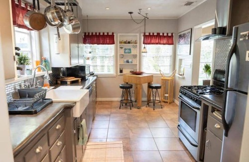 Van Nuys House | Bright Comfortable Home in Van Nuys