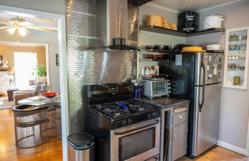 Van Nuys House | Bright Comfortable Home in Van Nuys