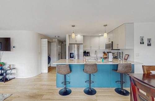 Chelan Condo | Bright condo with pool & hot tub - near downtown & lake