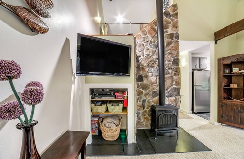 Waitsfield Condo | Bright condo with pool, sauna, tennis - 2 miles from Sugarbush Resort