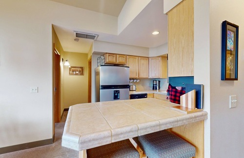 Downtown Leavenworth Condo | Bright condo with WiFi, balcony, pools & hot tubs - walk downtown