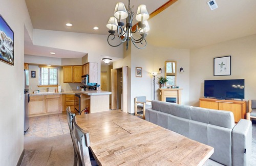 Downtown Leavenworth Condo | Bright condo with WiFi, balcony, pools & hot tubs - walk downtown
