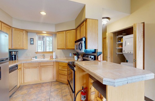 Downtown Leavenworth Condo | Bright condo with WiFi, balcony, pools & hot tubs - walk downtown