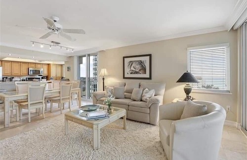 Park Shore Condo | Bright corner unit with stunning Gulf views-CL0701