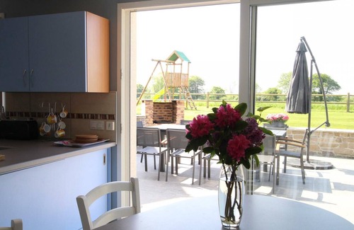 Hardinvast Cottage | Bright cottage near Cherbourg with garden and pets allowed