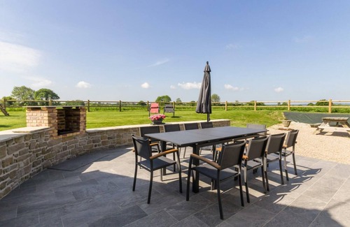 Hardinvast Cottage | Bright cottage near Cherbourg with garden and pets allowed