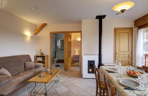 Merle-Leignec Cottage | Bright cottage with garden, pets allowed in Auvergne