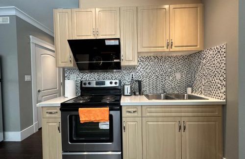 Fraserview Apartment | Bright & Cozy 1B1B in Vancouver-close to YVR Airport & DT, Free Parking, Private Entrance,