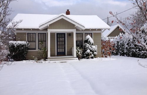 Hood River Cottage | Bright cozy cottage with Mt. Adams view