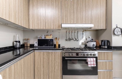 Bur Dubai Apartment | Bright & Cozy ☀ Near Metro & Downtown ☀ Pool ☀ Gym