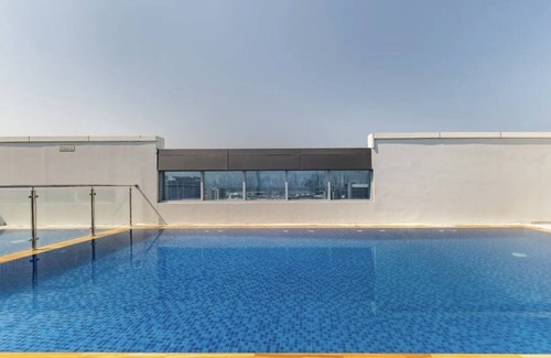 Bur Dubai Apartment | Bright & Cozy ☀ Near Metro & Downtown ☀ Pool ☀ Gym