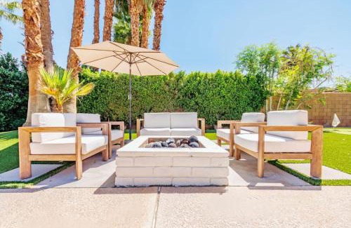 Palm Springs House | Bright Desert Villa w Pool Jacuzzi &Mountain Views