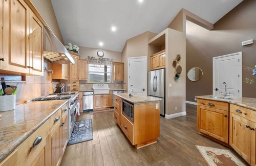 Lake Hughes House | Bright Family Getaway Mountain Views Outdoor Living
